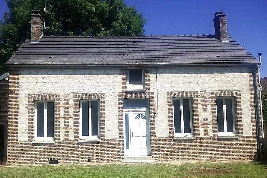 La même façade rénovée, moellons de craie et briques rejointoyés à la chaux, en pierres vues