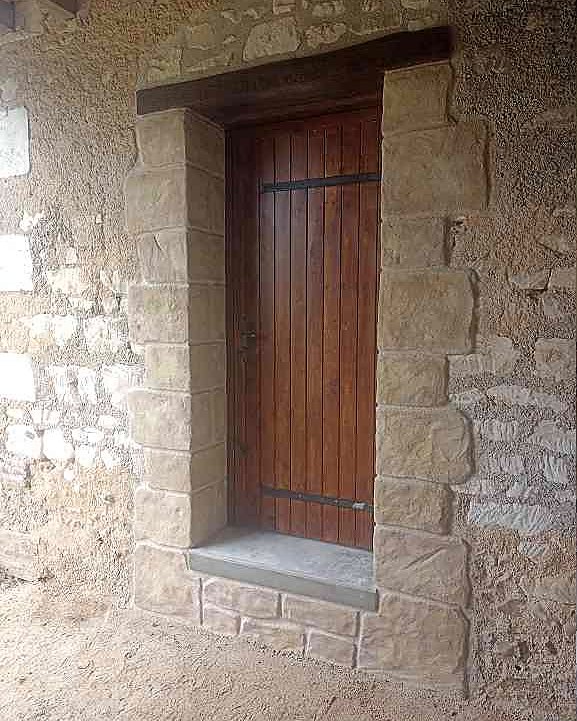 Ouverture créée dans un mur porteur : piédroits en pierre de taille, linteau en bois et porte en chêne