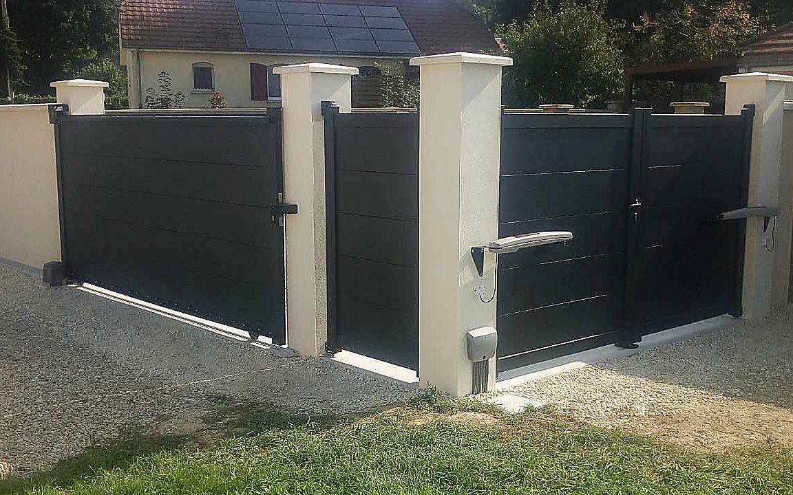 Mur de clôture enduit avec piliers, portail coulissant et portail à battants en aluminium gris