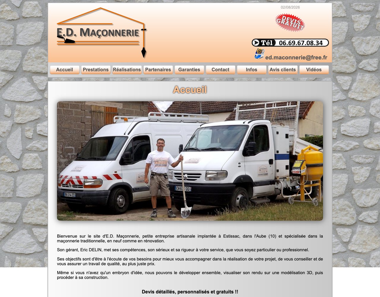 Capture du site actuel d'E.D. Maçonnerie : fond en fausse pierre, bandeau orange, menu à boutons biseautés, largeur fixe